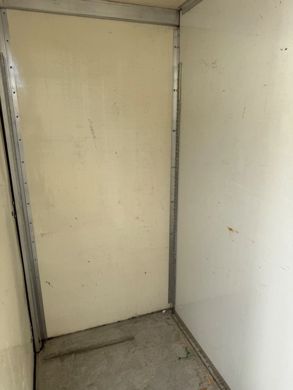 lightweight quad door shipping container split into two sides