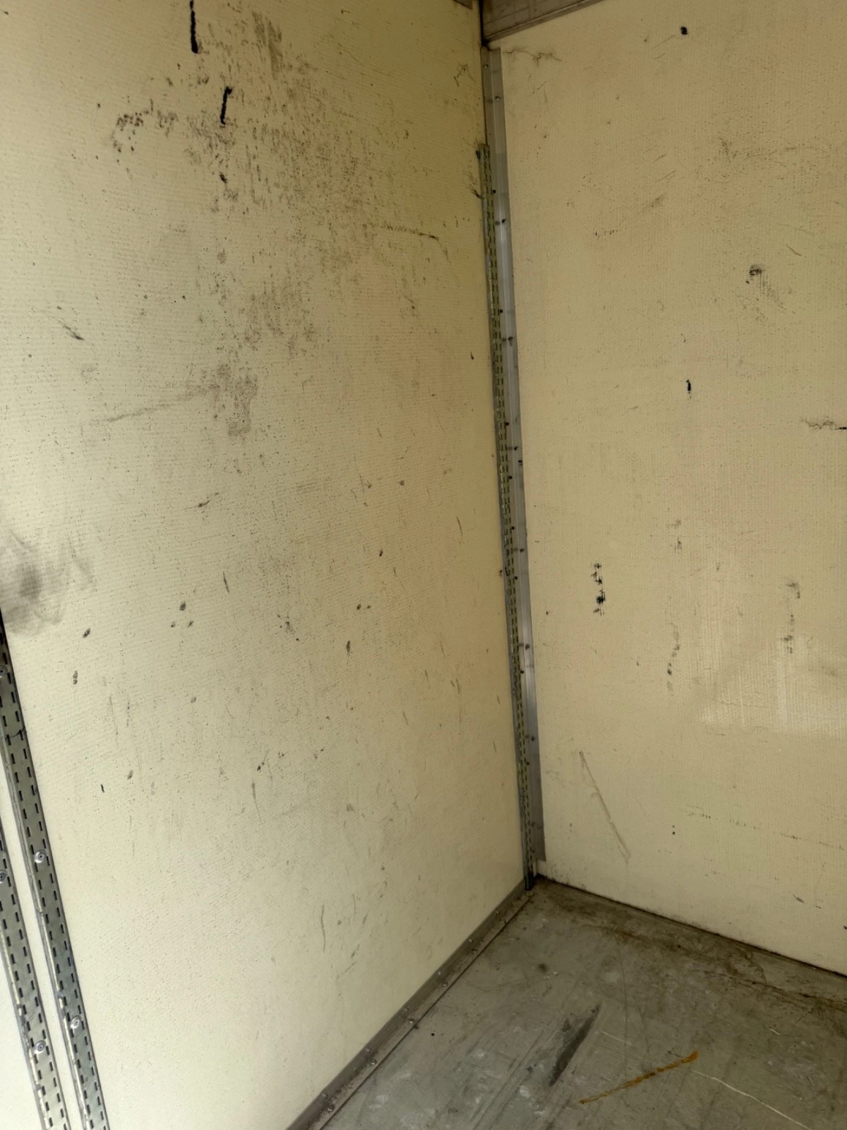 lightweight quad door shipping container split into two sides