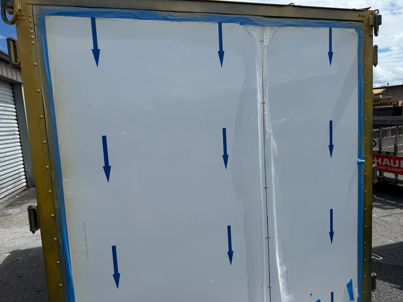 lightweight quad door shipping container split into two sides