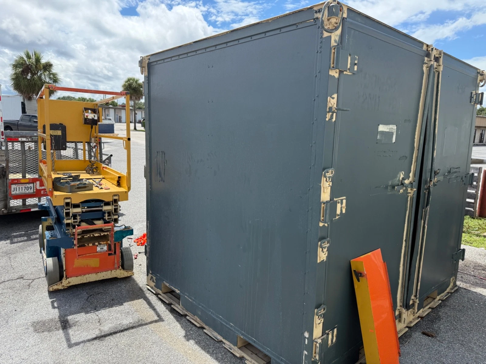 lightweight quad door shipping container split into two sides