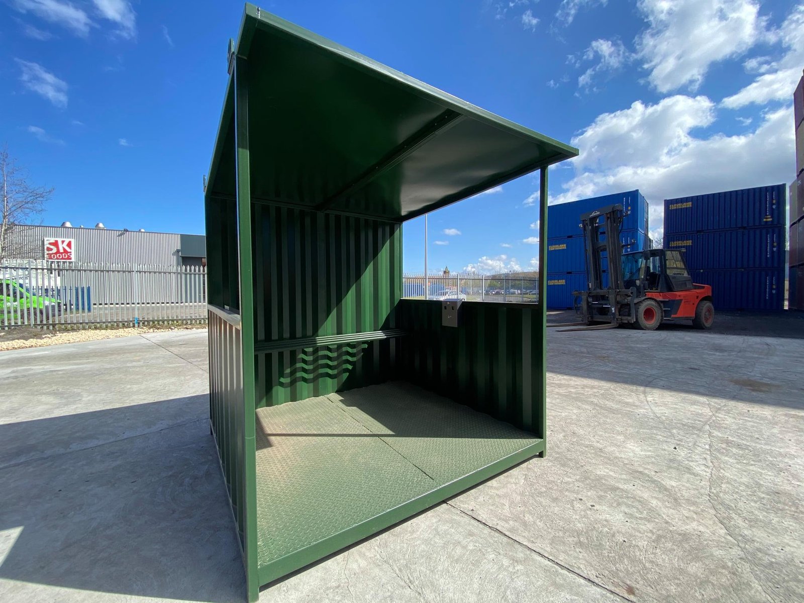5ft x 8ft Outdoor Smoking Shelter with Polycarbonate Roof and Steel Frame - Image 2